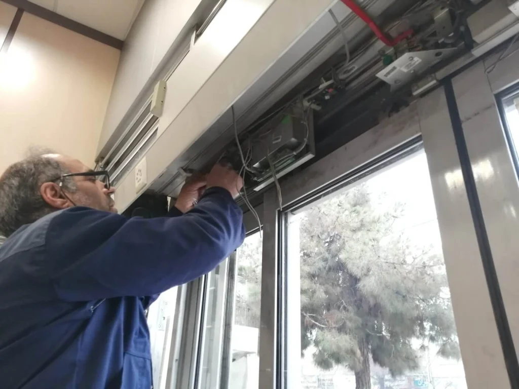 راه های افزایش عمر مفید لوازم جانبی درب شیشه‌ای اتوماتیک
